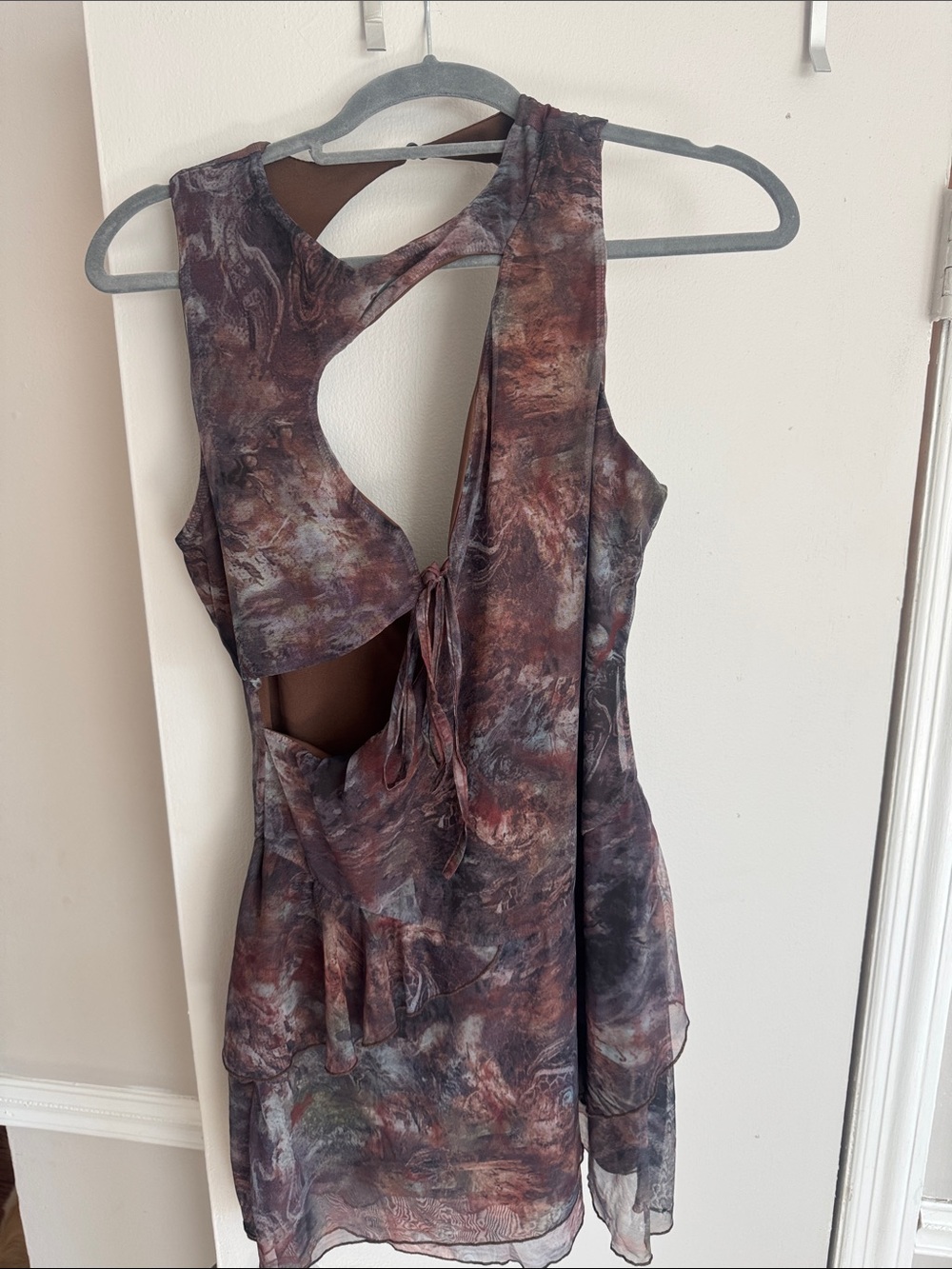 Sleeveless Marble-Print Cutout Dress in Brown and Gray